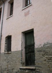 Particolare della porta di
ingresso della scuola
di Boillas del 1888
(10707 bytes)